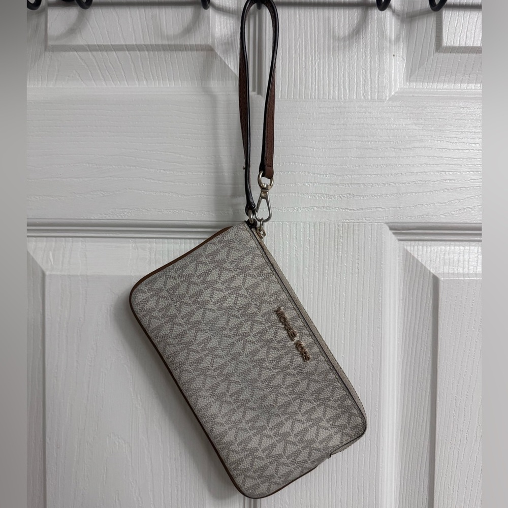 MICHAEL KORS Jet Set Travel Top Zip Wristlet